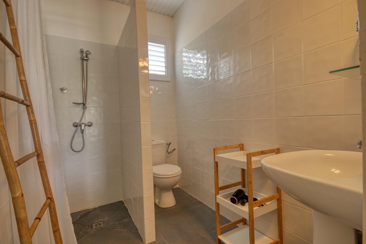 Location bungalow 2 personnes Le Diamant Martinique - La salle de bain